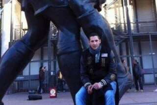 PHOTO. Materazzi pose devant la statue du coup de boule de Zidane au Centre Pompidou