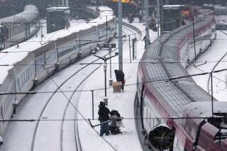Perturbations dans les transports: la neige va continuer à poser problème lundi dans les airs et sur les routes