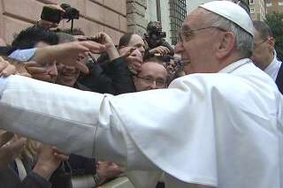 VIDÉOS. Premier Angélus et premier bain de foule pour le pape François au Vatican