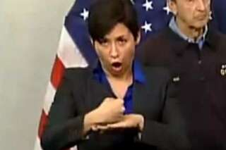 PHOTOS. L'interprète en langue des signes du maire de New York fait sensation lors du passage de Sandy