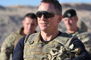 Daniel Craig rend visite aux soldats britanniques en Afghanistan pour la diffusion de Skyfall