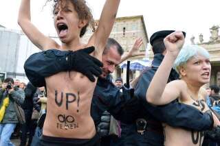 VIDÉOS. Des militantes Femen se déshabillent pendant l'Angelus du pape à Rome