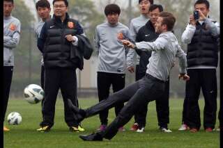 PHOTOS. David Beckham en Chine essaye de tirer un coup franc en costume et finit à terre
