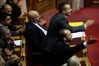Grèce: les députés néo-nazis d'Aube Dorée autorisés à conserver leur armes dans l'enceinte du Parlement