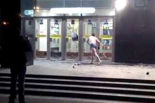 VIDÉO. Un homme nu s'en prend au métro à Saint-Petersbourg