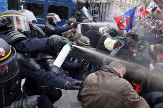 PHOTOS. Manif pour tous: des gaz lacrymogènes tirés, Valls met en cause les organisateurs