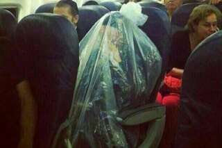 Le passager d'un avion enfermé dans un sac plastique intrigue les internautes sur Reddit
