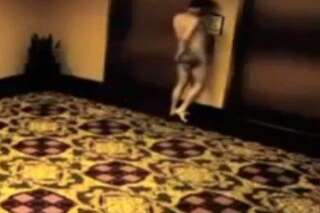 VIDÉO. Des caméras de surveillance filment un homme nu bloqué à l'extérieur de sa chambre d'hôtel. Fake ?