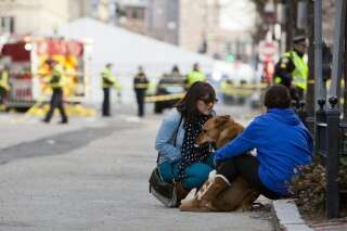 Elan de solidarité et émotion à Boston après les explosions survenues sur le marathon