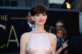 PHOTOS. Oscars 2013: les seins d'Anne Hathaway stars du tapis rouge