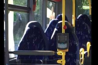Des anti-immigrés se ridiculisent en confondant des sièges de bus avec des femmes en burka