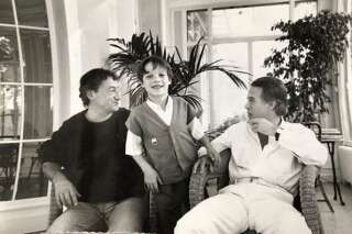 Reconnaissez-vous Nicolas Bedos avec son père Guy Bedos et Pierre Desproges sur cette photo?