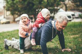 Fête des grands-pères: entre grands-parents et parents, l'éducation donnée aux petits-enfants peut différer et ce n'est pas grave du tout