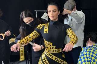 Kim Kardashian au défilé Balenciaga enroulée dans du ruban adhésif