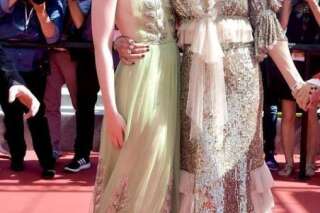 Nicole Kidman et Elle Fanning très complices sur le tapis rouge du Festival de Cannes 2017