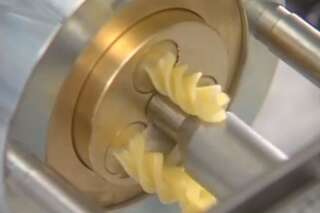 Ces images de machines qui font des pâtes vont vous hypnotiser
