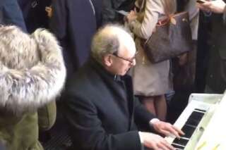 Il joue du piano pendant la grève du métro de Londres pour adoucir les tensions