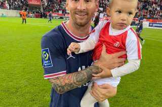 Reims-PSG: Lionel Messi pose en photo avec le fils du gardien rémois après le match
