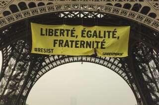 Des militants Greenpeace suspendus à la Tour Eiffel pour déployer une banderole anti-FN