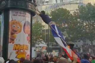 Coupe du monde: Sauter sur une colonne Morris (et se rater), nouveau sport national français