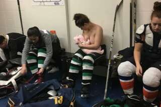On peut allaiter n'importe où, la preuve avec les photos de cette joueuse de hockey canadienne