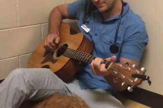 Ce vétérinaire joue de la guitare pour calmer les animaux avant de les opérer