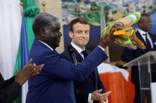 Emmanuel Macron fête ses 42 ans en devenant chef traditionnel en Côte d'Ivoire