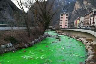 La rivière Valira d'Andorre a viré au vert fluo