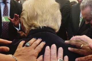 Cette photo de Trump priant dans le Bureau Ovale vaut le détour(nement)