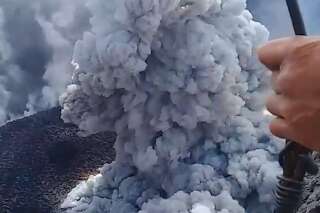 Depuis le sommet du mont Agung, les impressionnantes images des panaches de fumée du volcan