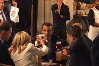 Après l'OTAN, Macron est allé boire une bière et manger des frites sur la Grand-Place de Bruxelles