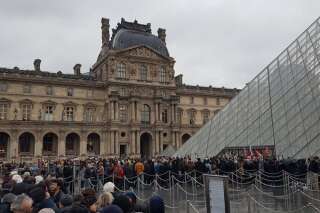 Grève: L'accès au Louvre et à la pyramide bloqué par des manifestants