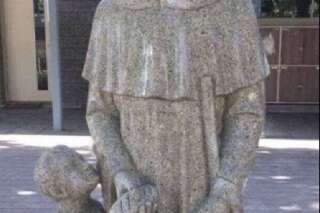 Cette statue devant une école catholique en Australie a été couverte pour les bonnes raisons