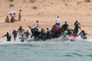 Des migrants accostent sur une plage espagnole sous le regard des touristes
