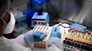 Un technicien préparant des échantillons pour des tests PCR au laboratoire d'analyse Eylau Unilabs à Neuilly-sur-Seine, le 15 septembre 2020.