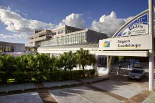 En Guadeloupe, des anti-pass sanitaire passent la nuit au Conseil régional