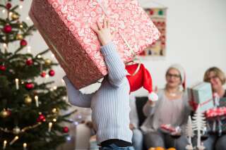 À Noël, 5 astuces pour déballer les cadeaux avec vos enfants