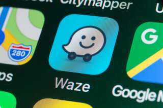 Pour Waze et Coyote, les interdictions temporaires de signaler les contrôles policiers disparaissent de la loi transports