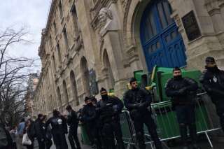Plusieurs lycées bloqués à Paris pour Théo, une proviseure blessée