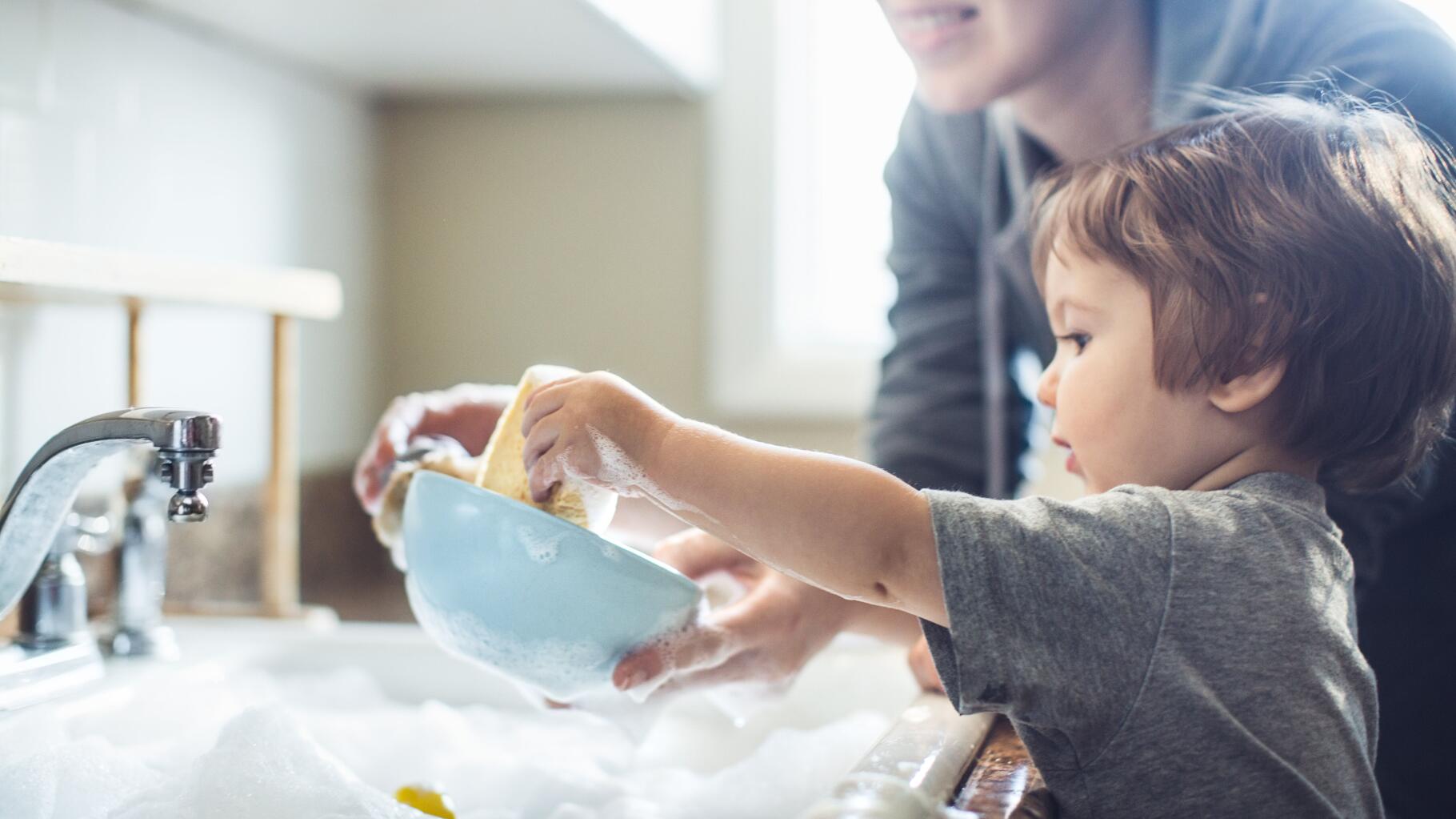 Tâches ménagères : 4 bonnes raisons de les partager en famille