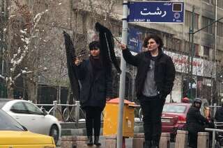 De plus en plus d'Iraniennes enlèvent leur voile pour protester contre son port obligatoire