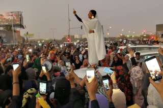 Soudan: La femme en blanc devenue l'icône de la révolte