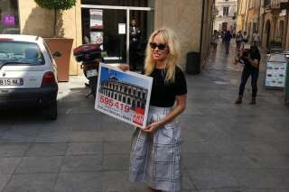 Pour la feria, Pamela Anderson défile dans Nîmes et dit 