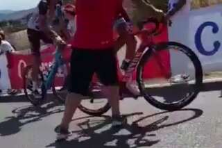 Pendant le tour d'Espagne, ce coureur est littéralement jeté à terre par un spectateur
