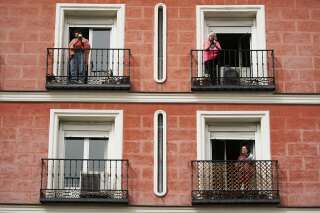Face au coronavirus en Espagne, il n'y a pas que des applaudissements aux balcons