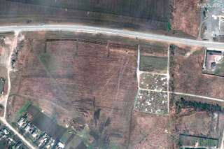 Près de Marioupol en Ukraine, des images satellite dévoilent l'horreur de fosses communes