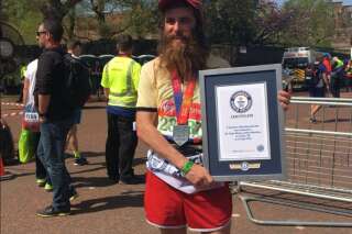 Au marathon de Londres, cet homme déguisé en Forrest Gump a battu un record du monde