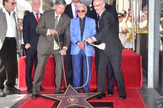 Les images de Charles Aznavour découvrant son étoile sur le 