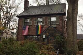 Mike Pence trollé par ses voisins qui accrochent des drapeaux gays à leur fenêtre