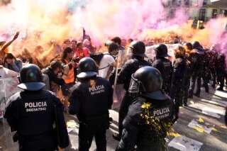 Barcelone: 24 blessés après des affrontements entre une manifestation d'indépendantistes et une de policiers